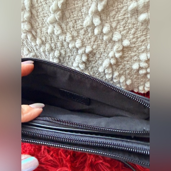 V Crossbody bag - Picture 6 of 13